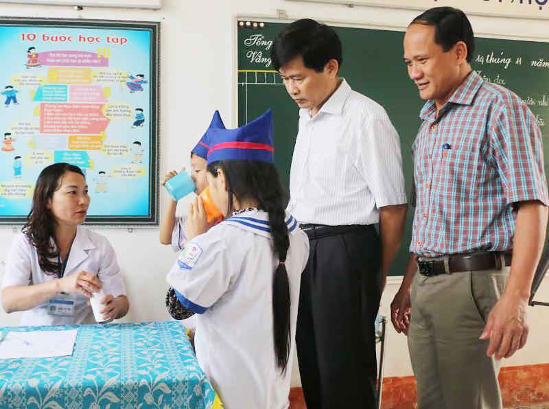 Cho học sinh uống thuốc tẩy giun tại trường Tiểu học Mỹ Lộc - Can Lộc